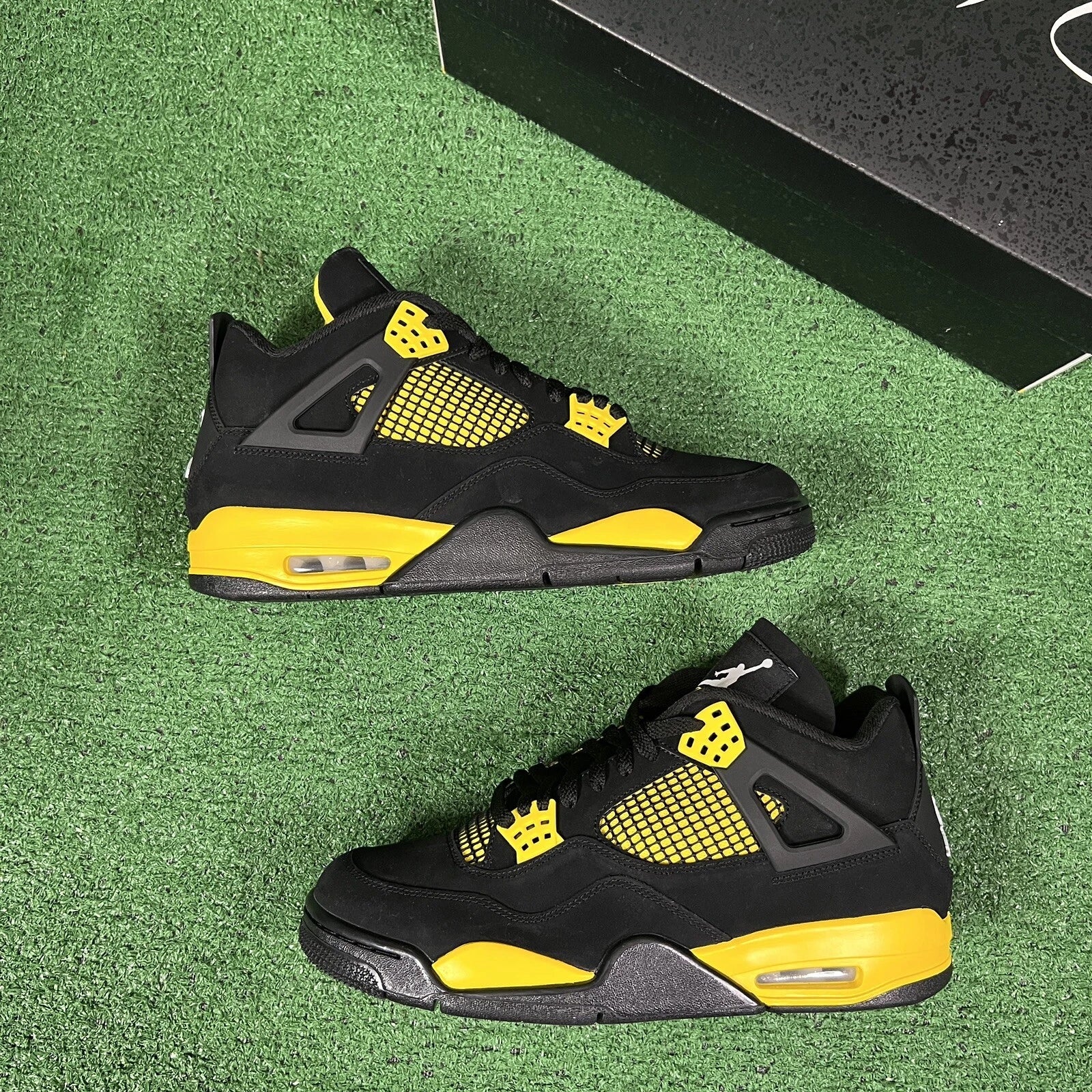 Jordan 4 Retro Thunder (2023)