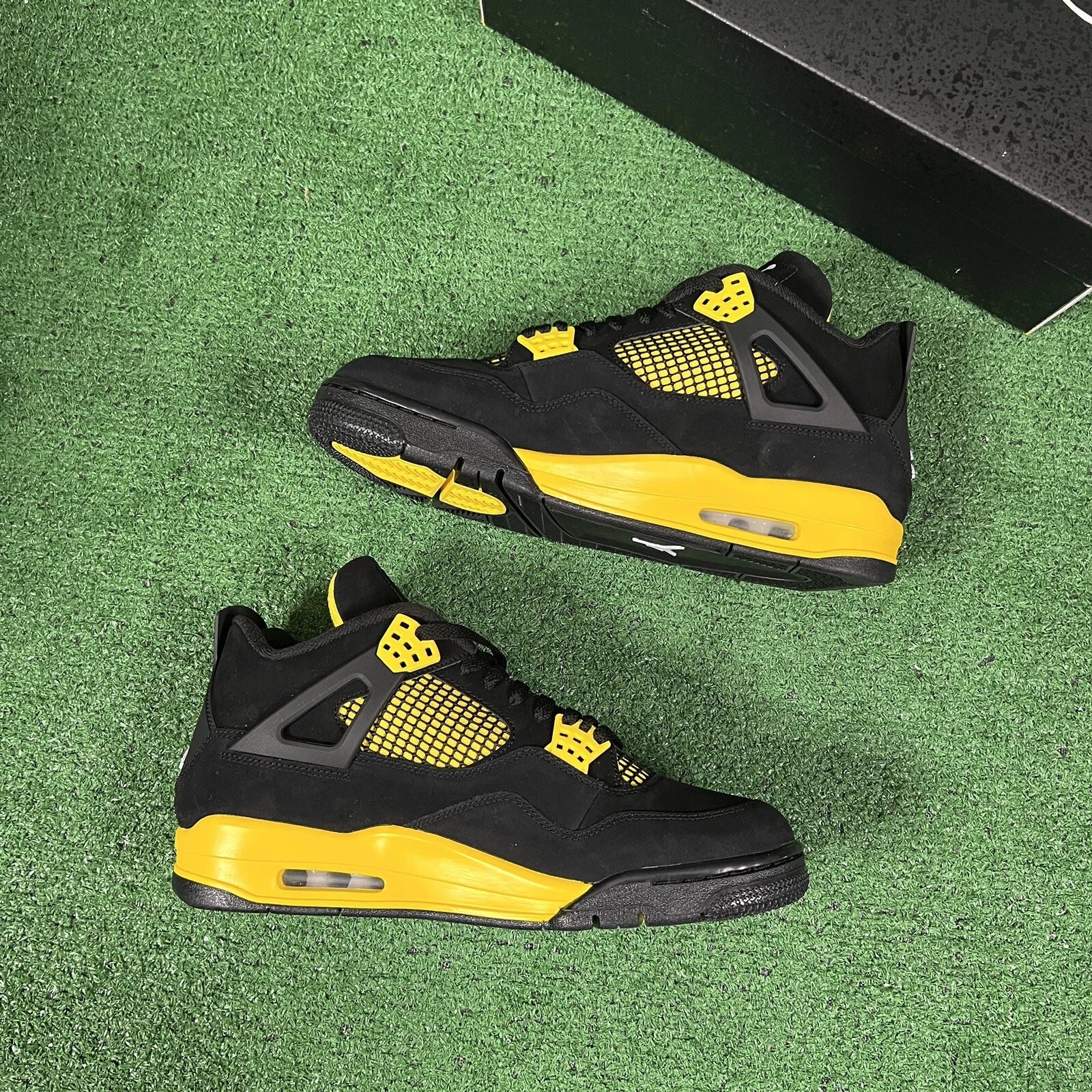 Jordan 4 Retro Thunder (2023)